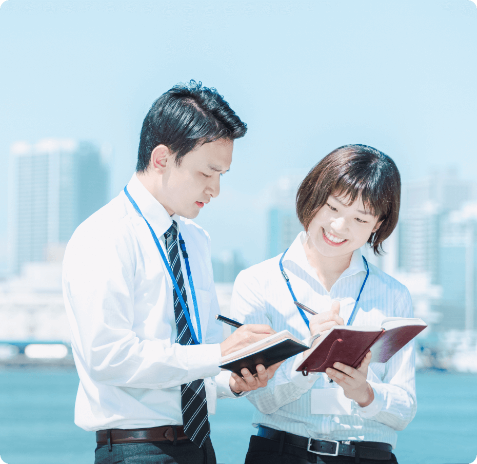 話す2人