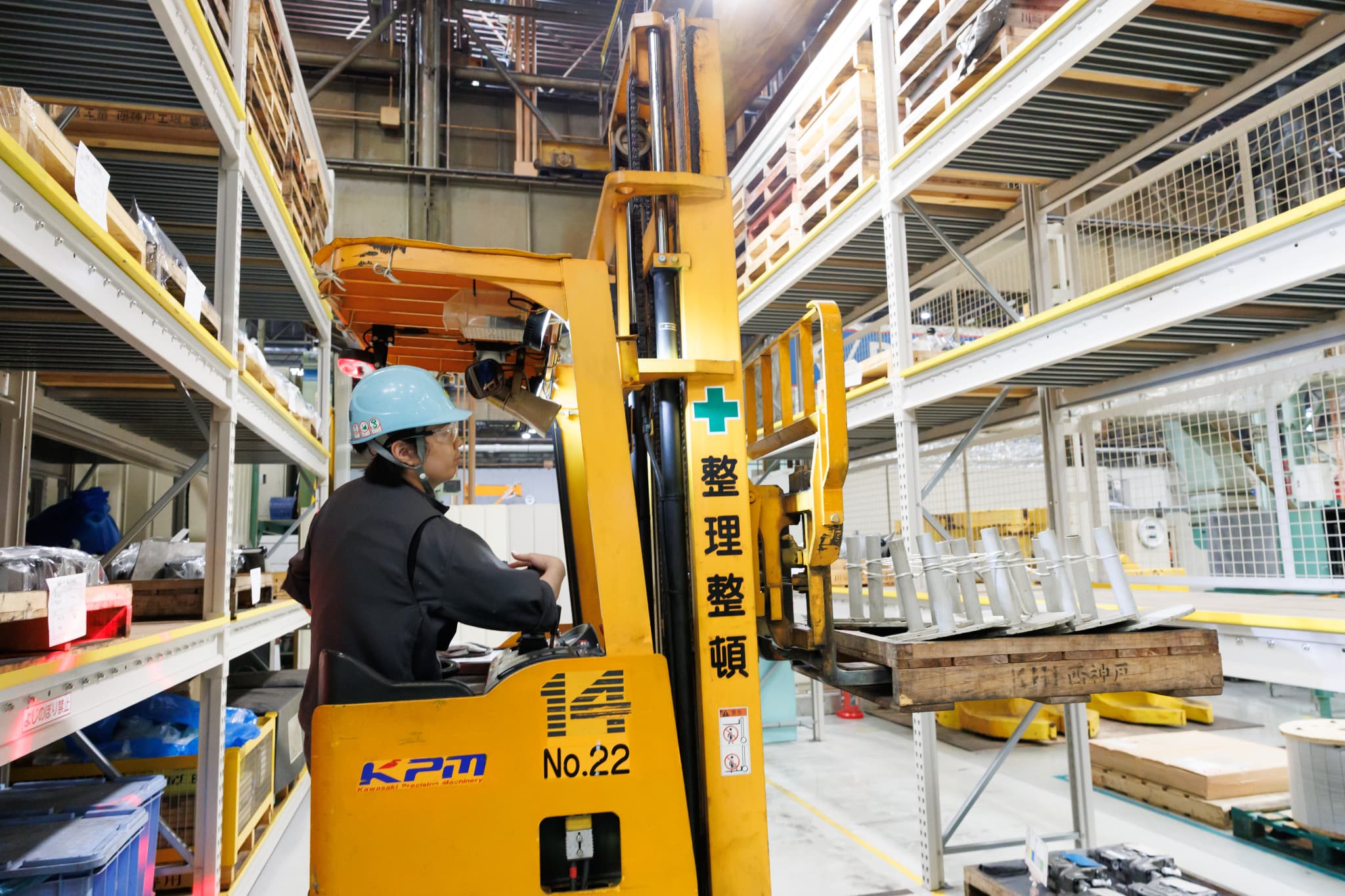 機械を操作する人
